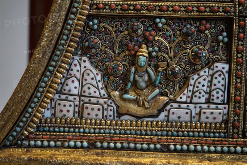 Altar screen of metal