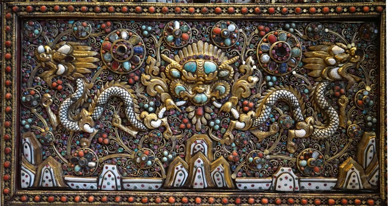 Altar screen of metal