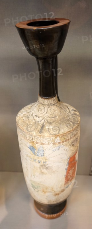 Attic vessel depicting a women offering at a tomb