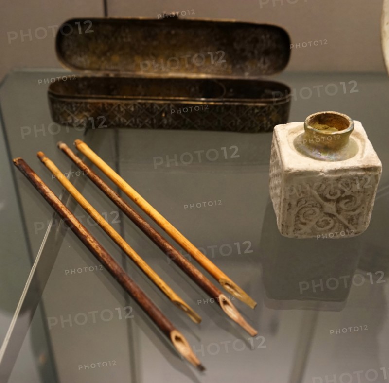 Reed pens and inkwell with opaque with moulded casing