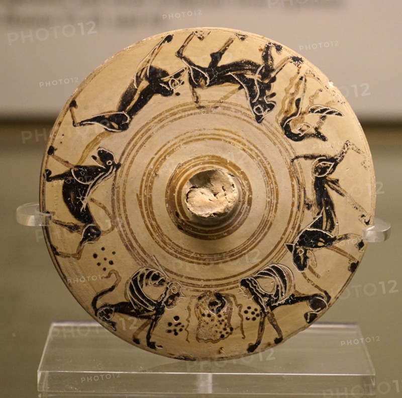 Lid from a pyxis with animals and a cuirass from Greece