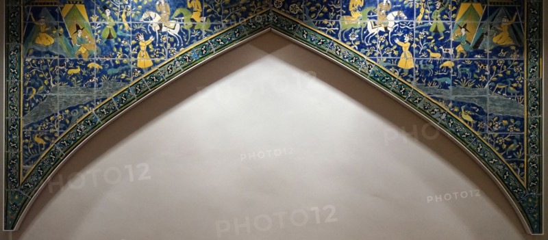 Tiled spanrel painted in cuerda seca technique