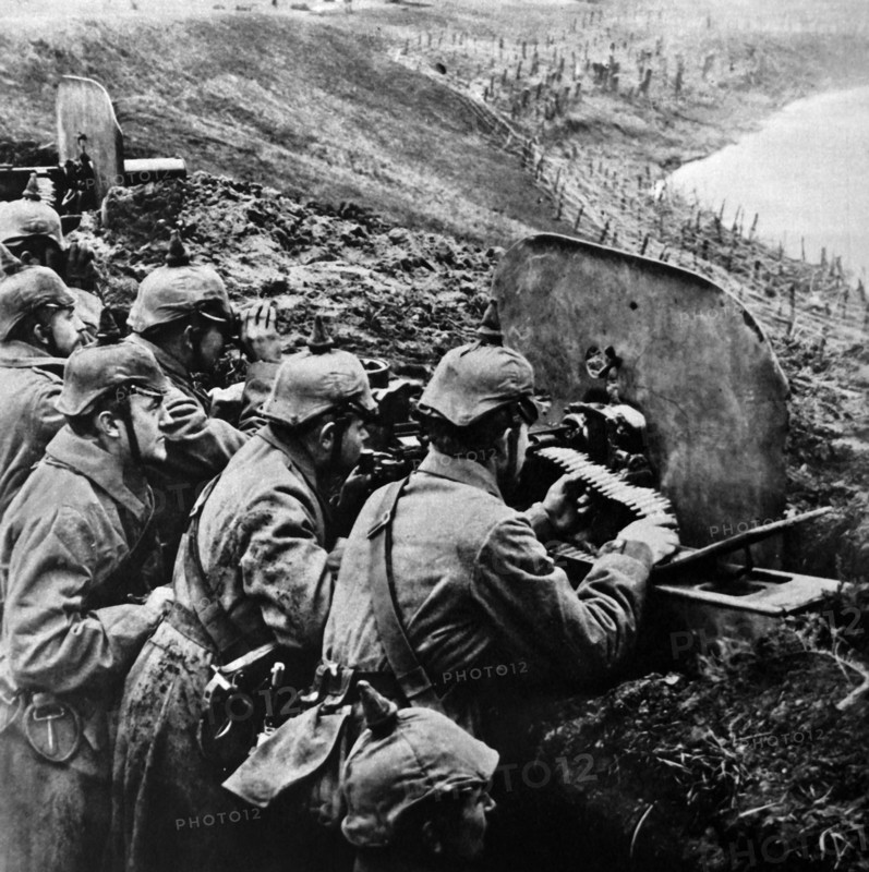 German soldiers using a machine gun during The Great War