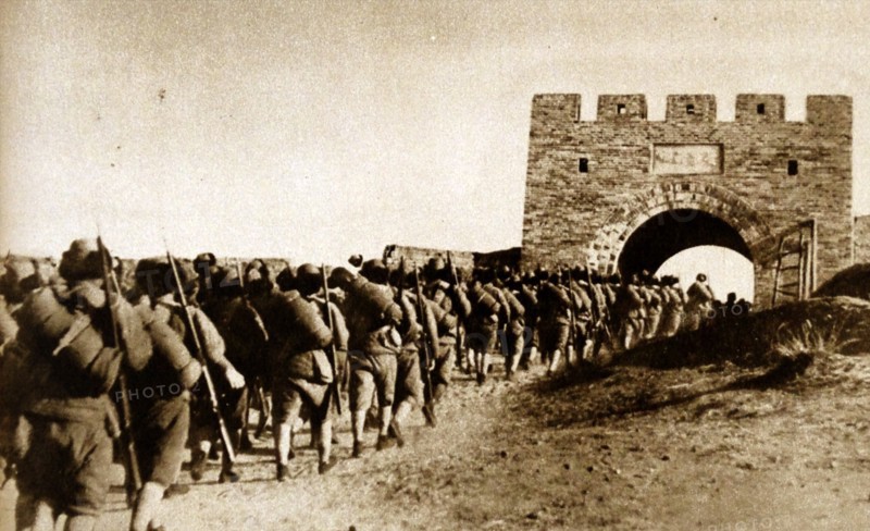 Japanese troops enter Manchuria in China 1933