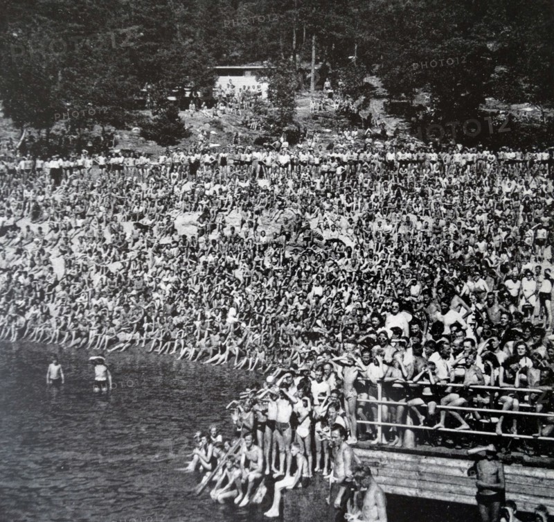 Large crowds at Flatenbadet