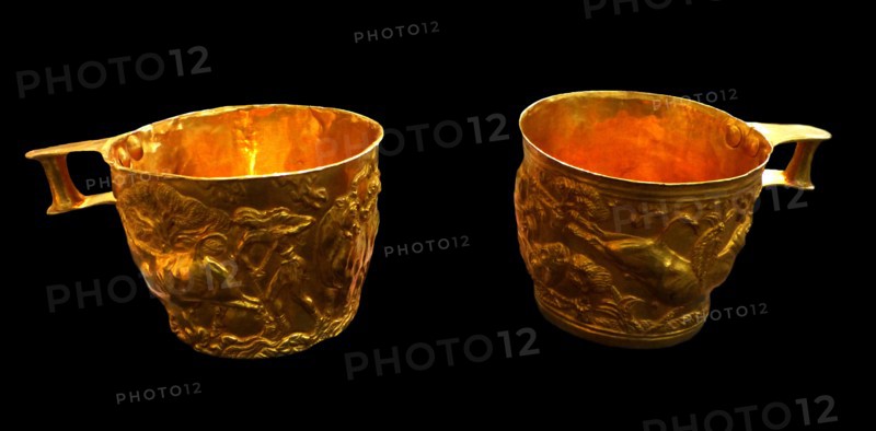 Gold cups with rich spiral decoration