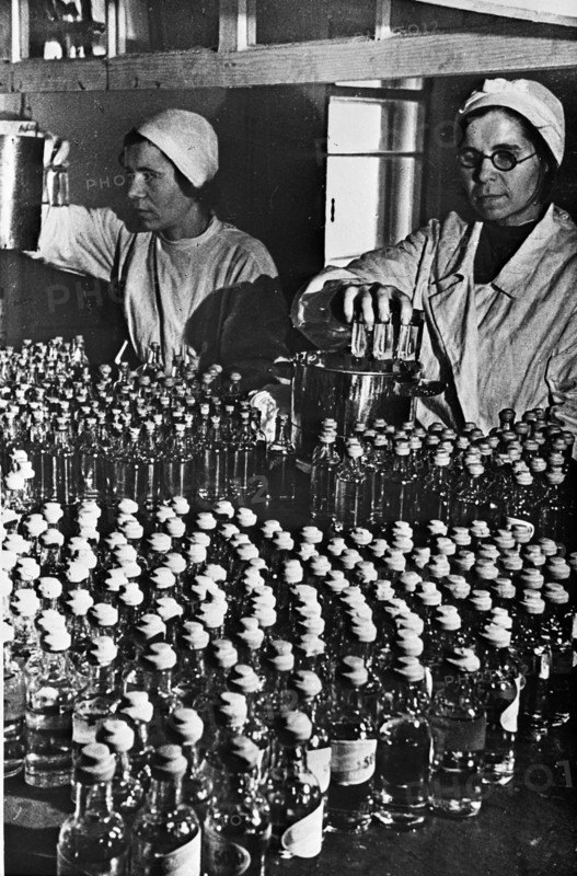 Preparing prescriptions in the Moscow Pharmaceutical plant