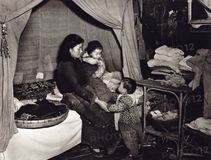 Chinese mother and child starving during food shortages in Japanese occupied China