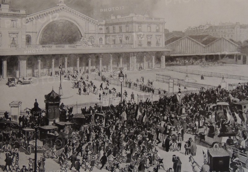 Crowds waving off French recruits and conscripts.