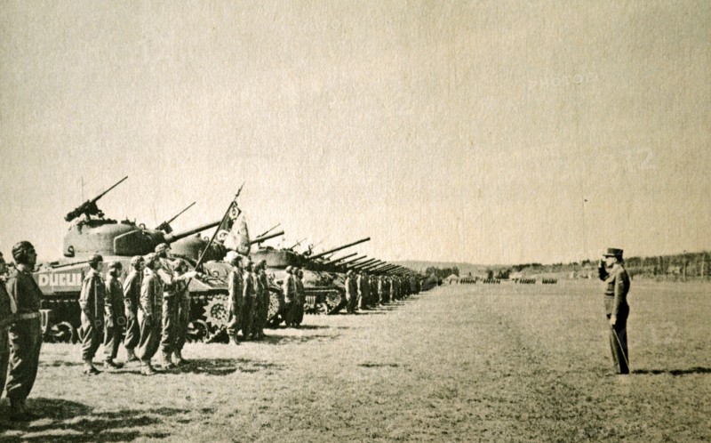 Free French General de Lattre reviews tanks