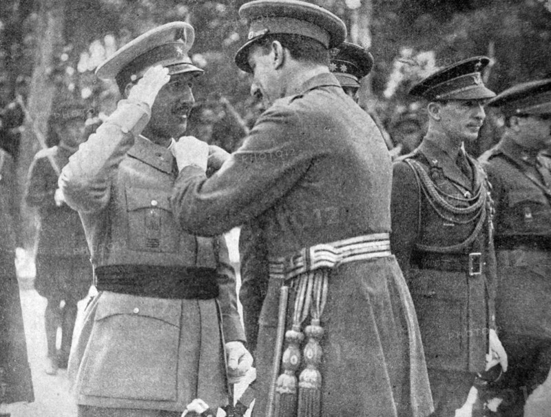 The King Alphonso XIII gives a Military Medal to General Franco