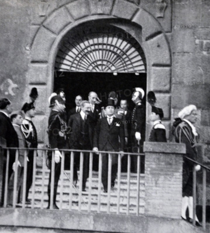 Mussolini comes from the Capitol in Rome