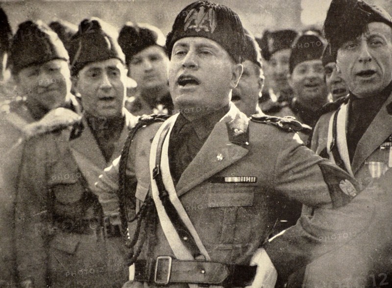 Mussolini singing fascists hymns