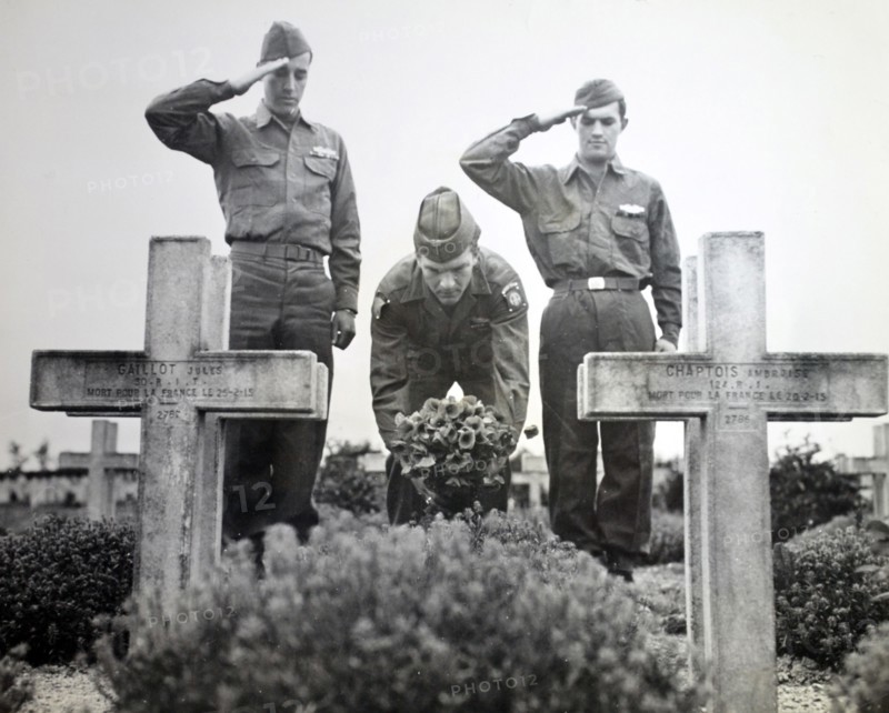 American soldiers in France pay tribute to fallen French soldiers at WWI