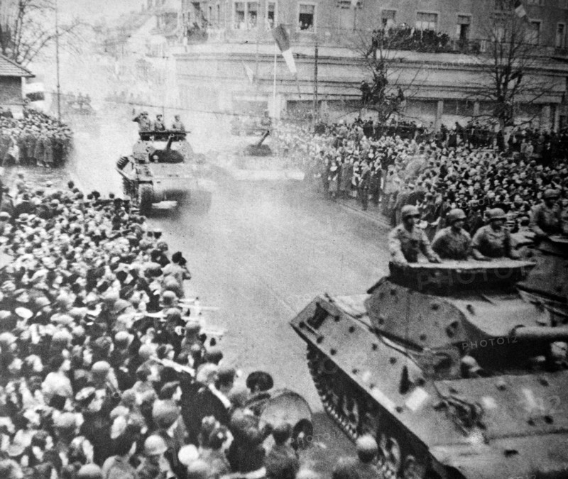 WWII : French army tanks pass through the liberated town of Mulhouse 1945