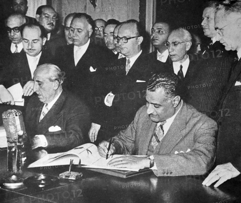 Nasser signing unity pact with Syrian president Shukri al-Quwatli