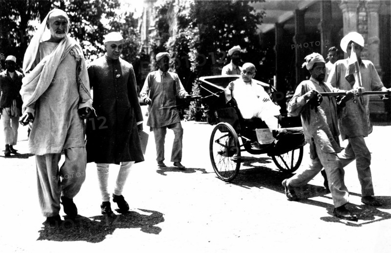 Abdul Ghaffar Khan and Jawaharlal Nehru walk to a meeting