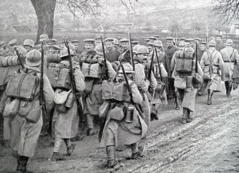 French infantry group passes by German prisoners of war during WWI