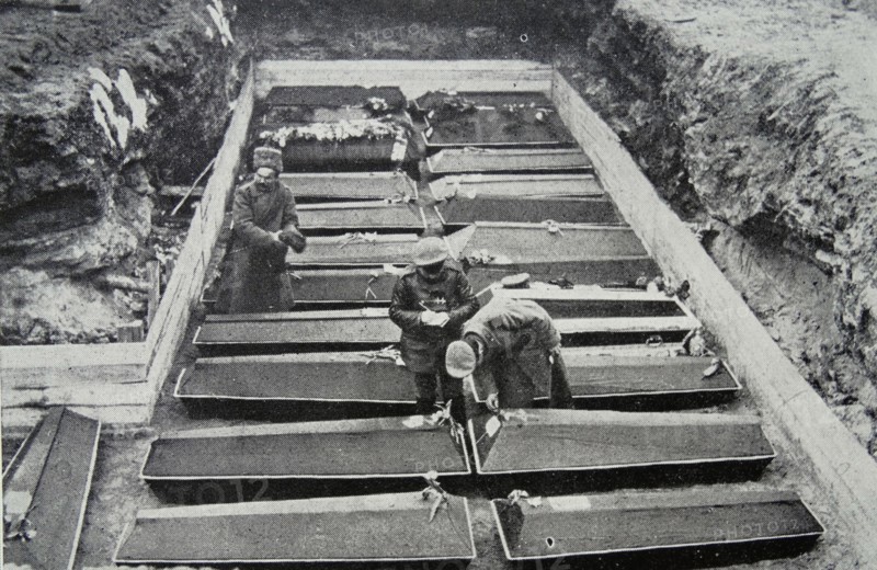 mass funeral in St Petersberg, Russia as soldiers are buried 1917