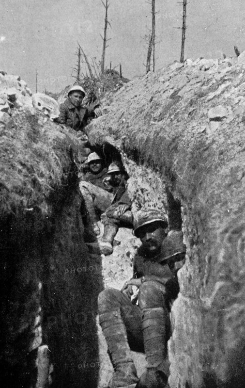 French soldiers in a trench in WWI 1917