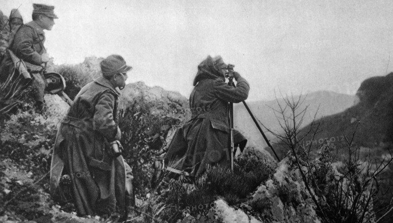 Italian gunners take observations in the Dolomites