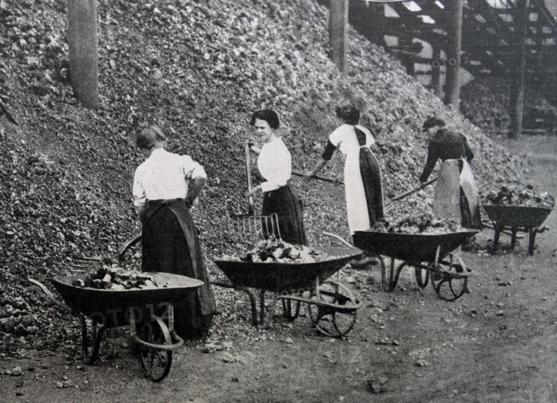 Women doing war work. Loading coal at Coventry;   England during WWI 1916