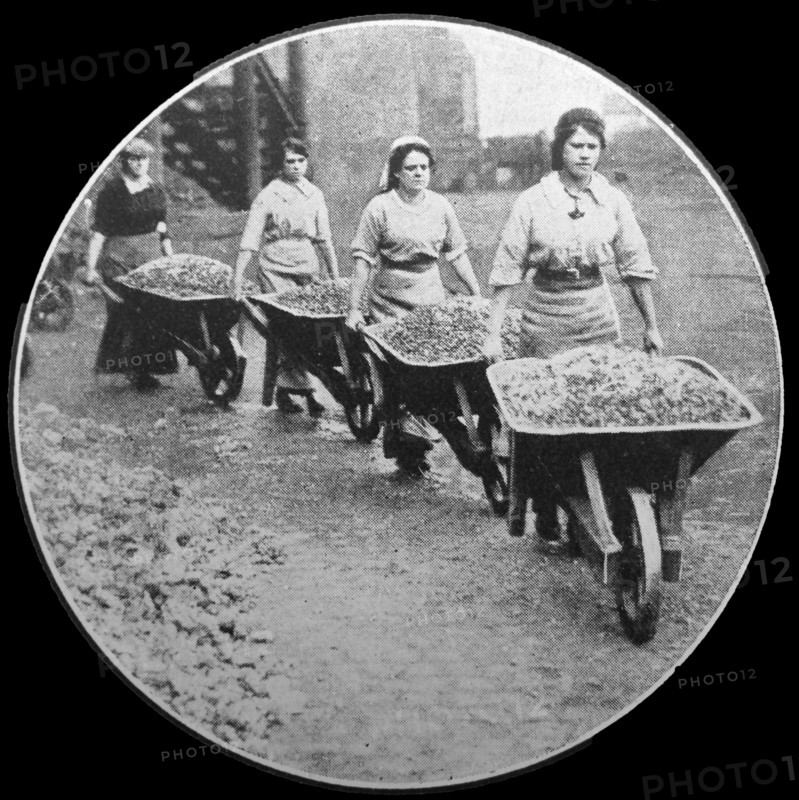Women doing war work. Loading coal at Coventry;   England during WWI 1916