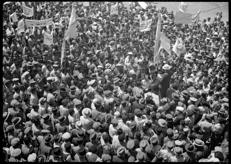 Crowds outside the Rehavia gymnasium listening to a speech by Yitzhak Ben Zvi