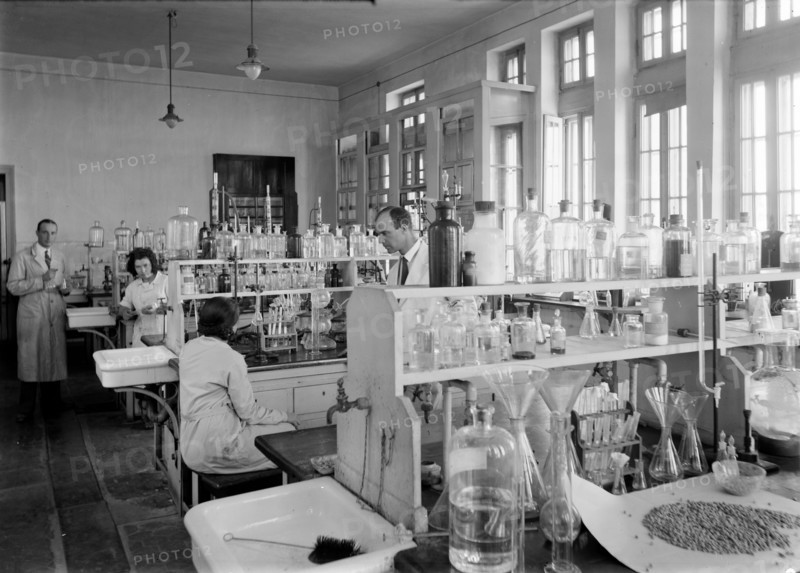 Photograph of the Chemistry laboratory at The Hebrew University