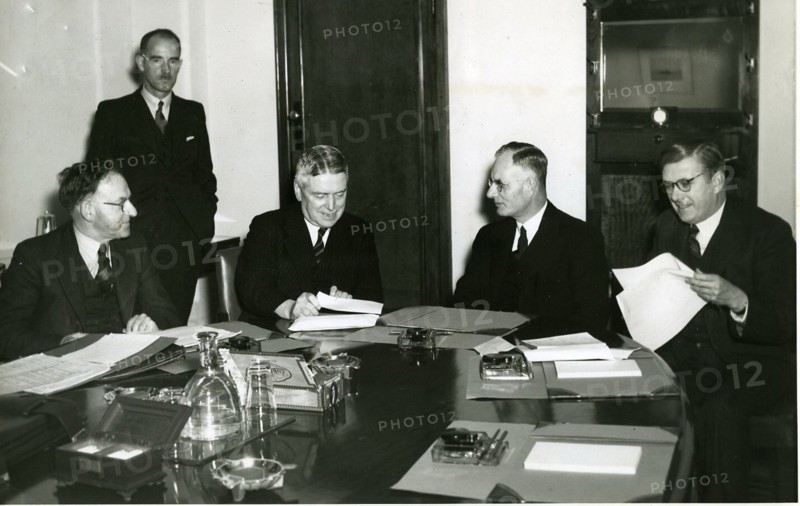 War Council, Melbourne, 1941 Standing John Reid. L to R A Drakeford, Walter Nash, John Curtin Dr Evatt