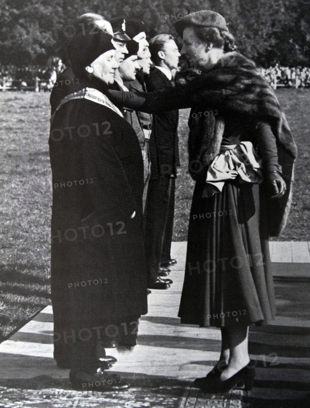 Queen Juliana greets her mother Queen Wilhelmina of the Netherlands 1950