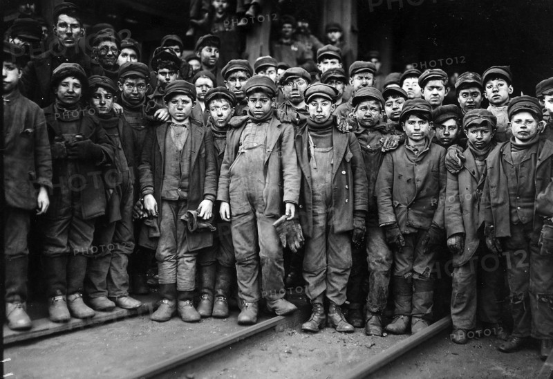 Breaker boys working in Ewen Breaker Coal Mine, South Pittston, Pennsylvania