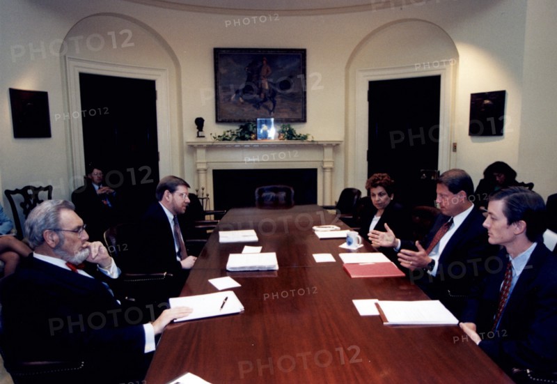Colour photograph of Everett Koop meeting with Vice-President Al Gore at the White House