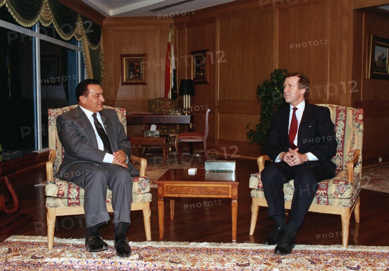 Photograph of US Defence Secretary William Cohen and Egyptian President Hosni Mubarak