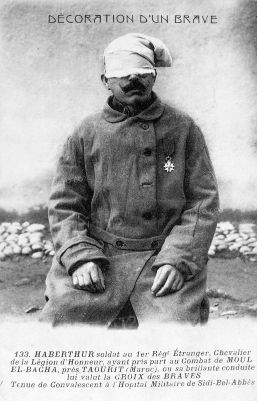 Postcard celebrating the bravery of injured soldier