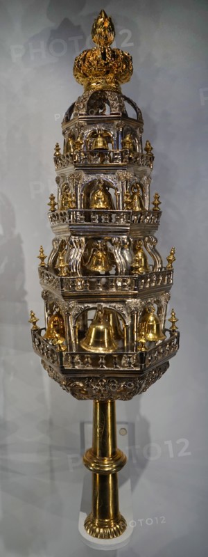 Gold Torah Crown which is thought to have come from the court of the Hasidic leader Rabbi Israel Friedman of Ruzhin