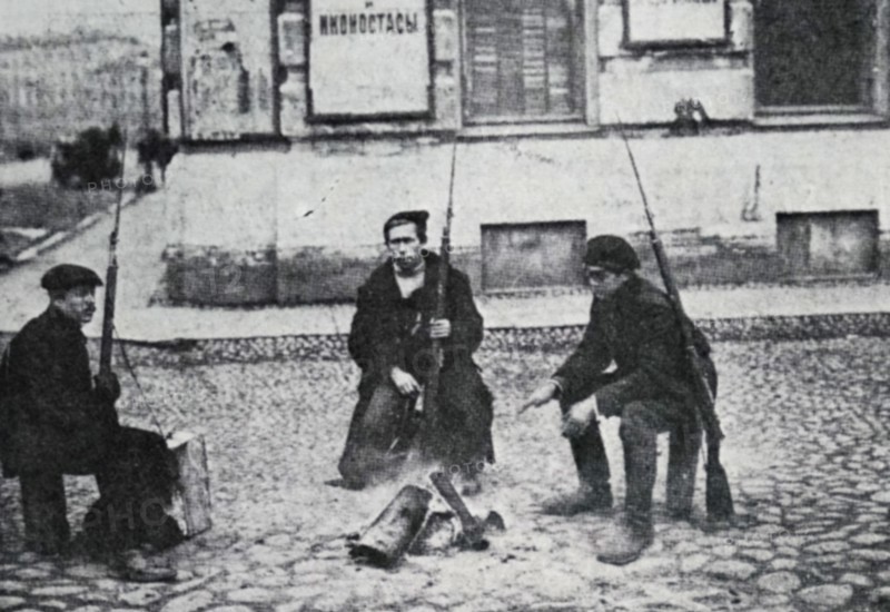Photograph of soldiers sitting with their guns in the street during the February Revolution of 1917