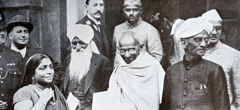Mahatma Gandhi on his way to a session of the Second Round Table Conference on India 1931; with him are Sarojini Naidu, Prabhashankar Pattani, A