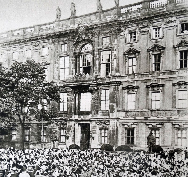 Kaiser Wilhelm announces the outbreak of war from his palace in Berlin, 31 July 1914
