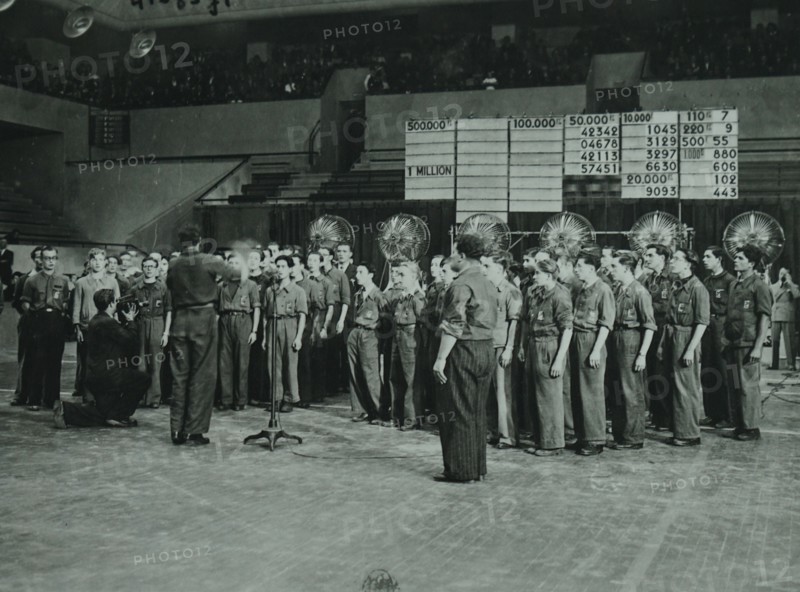 Chorus broadcasting a song during the German occupation 1941