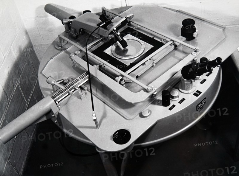 Photograph of a microscope used for measuring star positions on a photographic plate