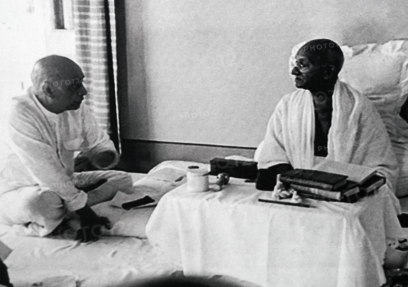 Sardar Patel with Mahatma Gandhi during his hunger strike, following Indian Partition 1947