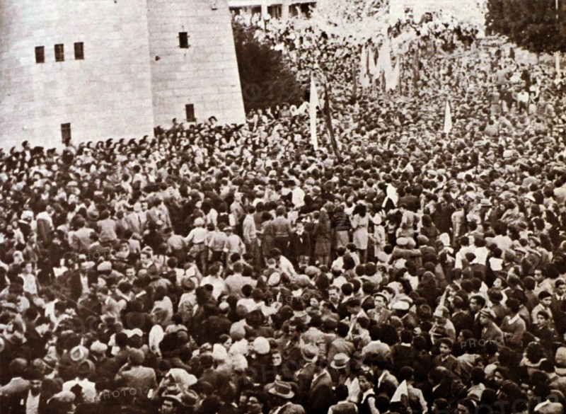 Photograph of a crowd of Palestinian Jews gather in Jerusalem