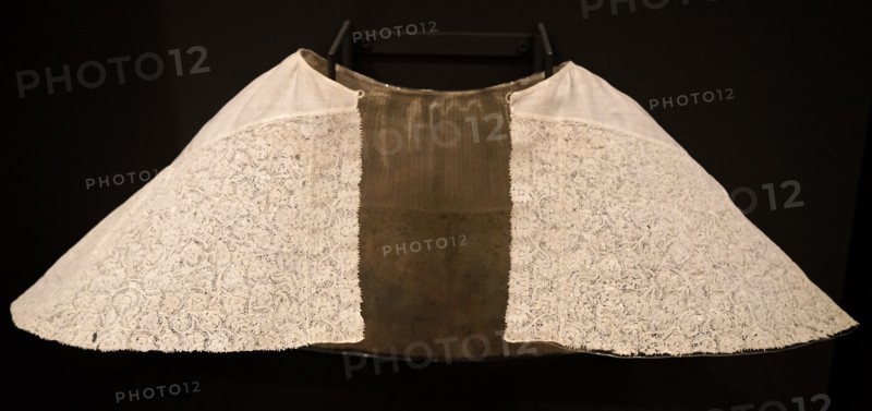 Linen and lace trimmed woman's band