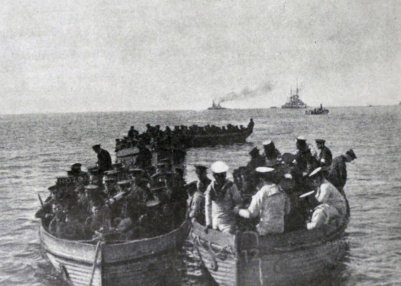 Naval landing party comes ashore at Kum Kale during World War I