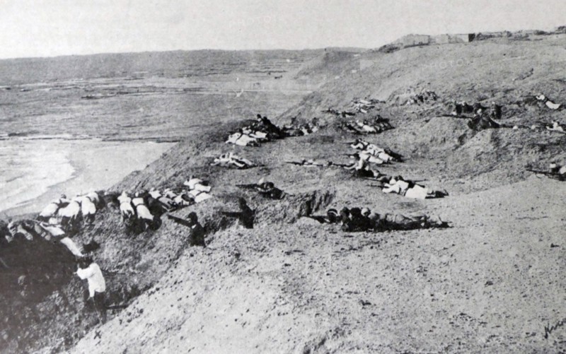 Turkish troops on the Peninsula. Photograph of Turkish troops prepare for a British attack