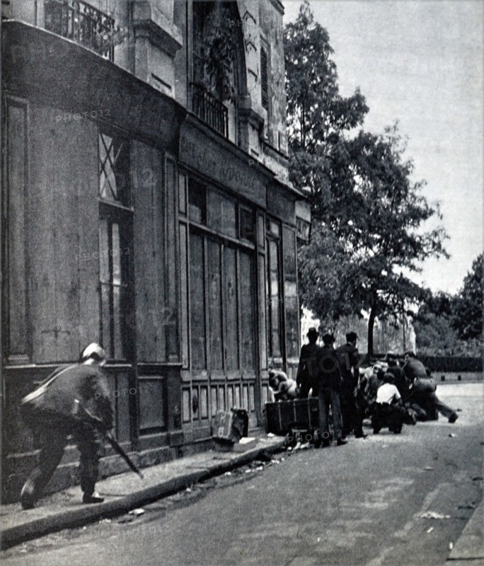 French men making barricades against the German invasion of France during World War II