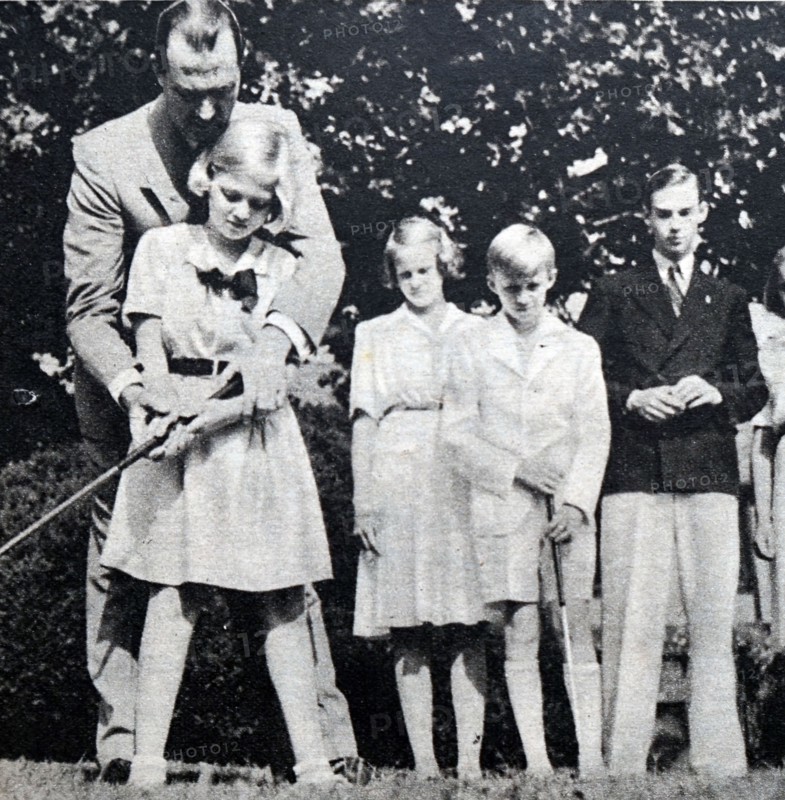 Prince Félix of Luxembourg, husband of Charlotte, Grand Duchess of Luxembourg with his children, in exile during World War II