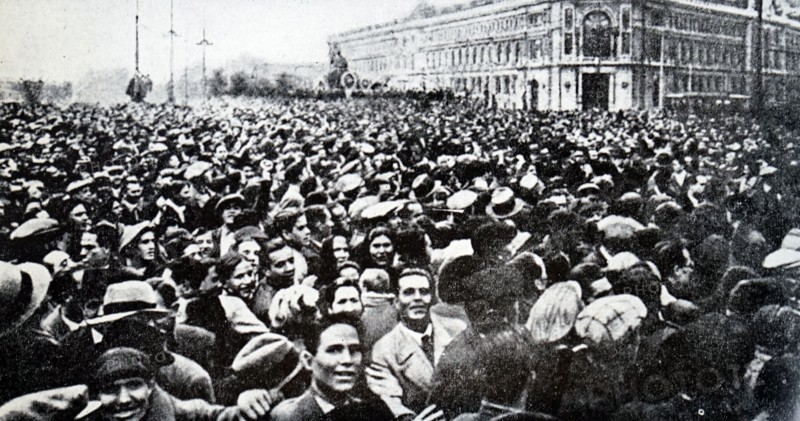 Crowds gather in The Plaza de Cibeles in Madrid for the Frente Popular