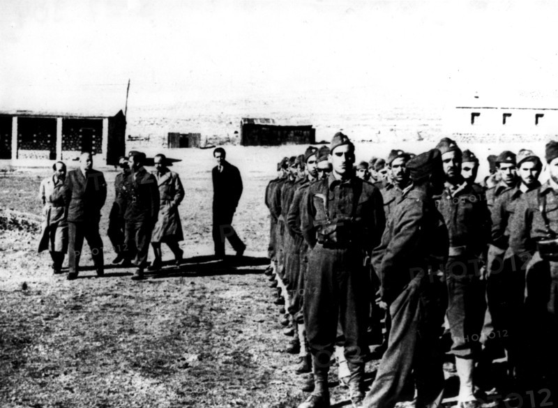 Le commandant en chef, Faozi Kaoukji, passe en revue le contingent de l'armée des volontaires arabes avant son départ pour le front. Cette photo est la première qui ait jamais été prise de cette armée arabe